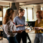 Ensemble de travailleurs à la pause café