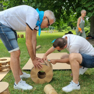 Collaborateurs en train de construire des voitures en carton